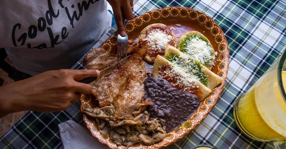 Las Mejores Experiencias Gastronómicas para Viajeros Aventureros